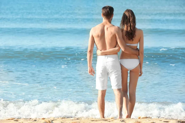 Boldog, fiatal pár tengeren resort — Stock Fotó