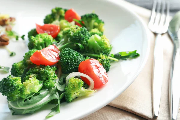 Tallrik med broccoli sallad — Stockfoto