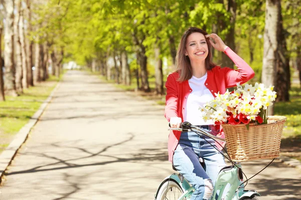 kız ve bisiklet ile çiçek sepeti 
