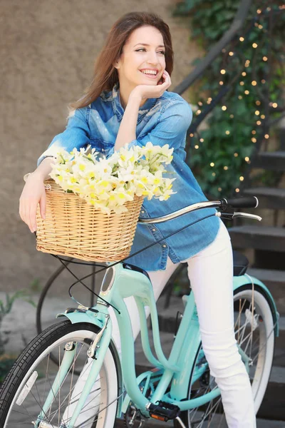 Ung flicka med cykel — Stockfoto