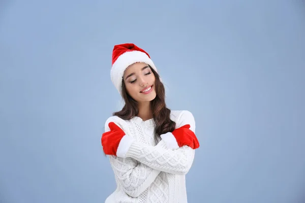 Mooie vrouw in KERSTMUTS — Stockfoto