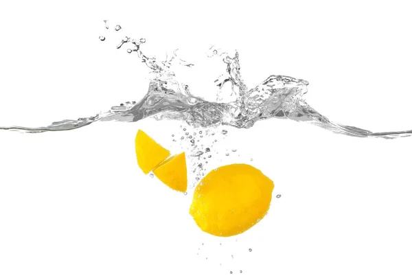 Verse citroen in water — Stockfoto