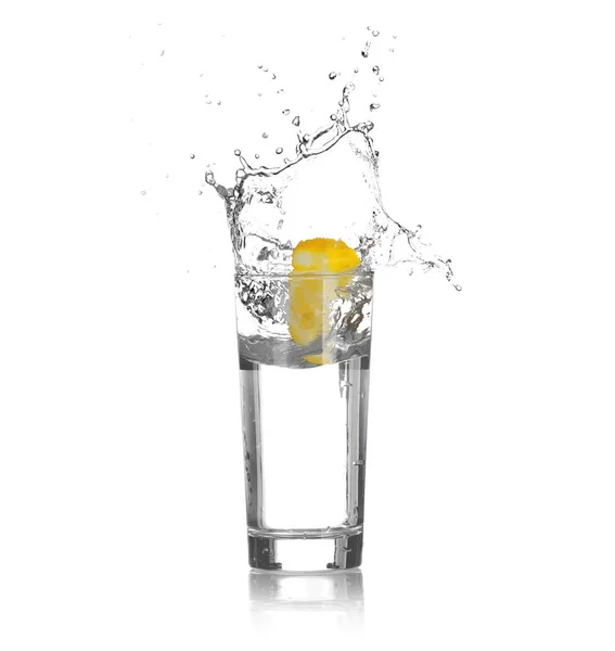 Tranche de citron tombant dans le verre avec de l'eau — Photo