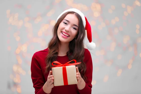 Joven dama en sombrero de Navidad —  Fotos de Stock