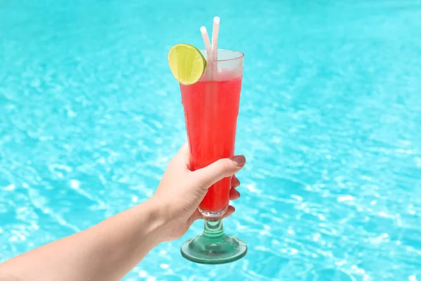 Hand van vrouw met glas cocktail in resort — Stockfoto
