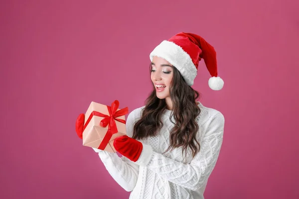 Молодая леди в рождественской шляпе — стоковое фото