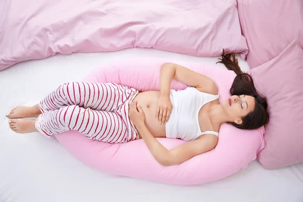 Ung gravid kvinna som sover — Stockfoto