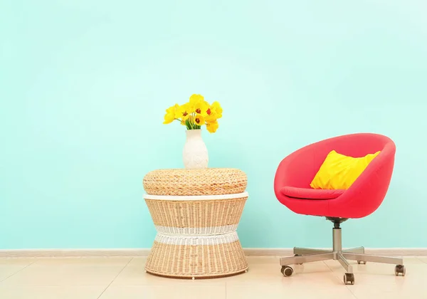 Современная мебель в номере рядом с цветной стеной — стоковое фото