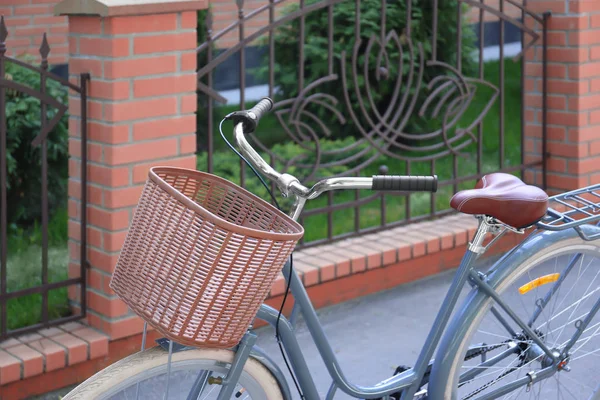 Bicicleta con cesta de mimbre en la calle — Foto de Stock