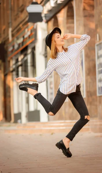 Mooie jonge vrouw — Stockfoto