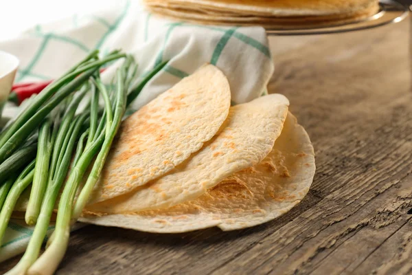 Ongezuurde tortilla op tafel — Stockfoto