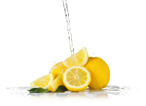 Čerstvé citrony s proudem vody — Stock fotografie