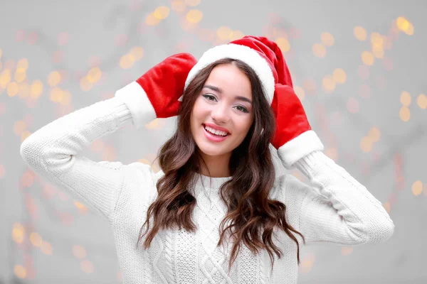 Krásná žena v klobouku vánoční — Stock fotografie