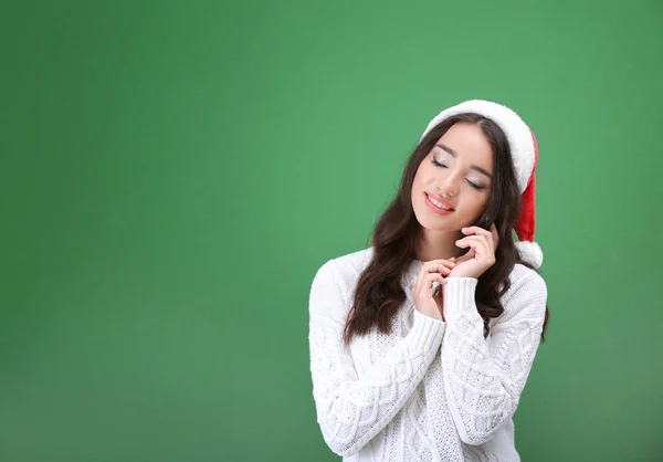 Ziemlich emotionale Dame mit Weihnachtsmütze — Stockfoto
