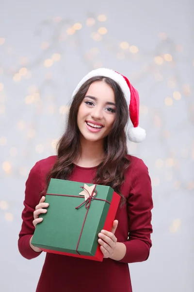 Joven dama en sombrero de Navidad —  Fotos de Stock