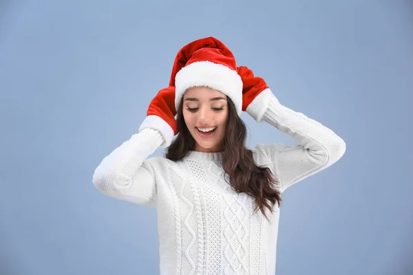 Bella donna in cappello di Natale — Foto Stock