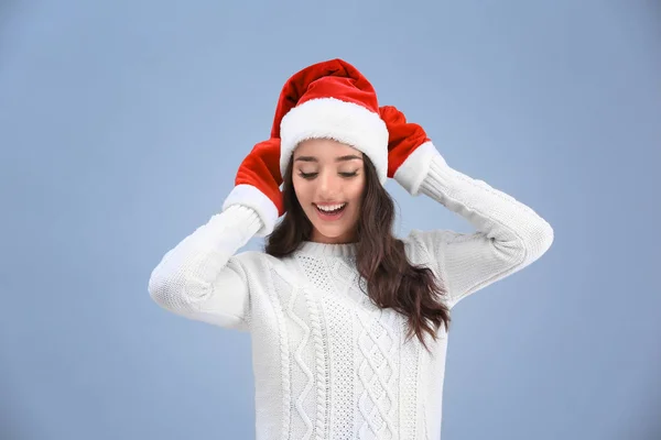 Schöne Frau mit Weihnachtsmütze — Stockfoto