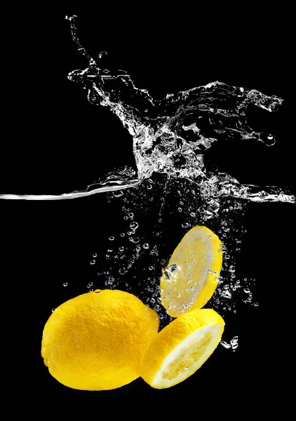 Frische Zitrone im Wasser — Stockfoto