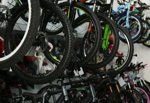 Viele verschiedene Fahrräder im Geschäft — Stockfoto