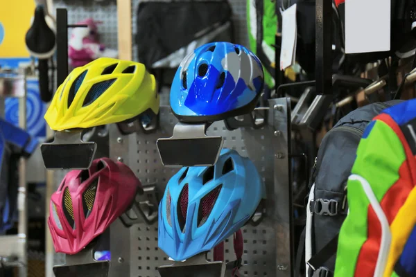 Cascos en la tienda de bicicletas —  Fotos de Stock