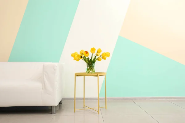 화이트 소파와 테이블 색상 벽 근처 꽃의 꽃병 — 스톡 사진