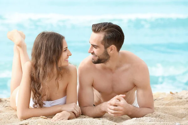 Güzel genç bir çift deniz başvurmak