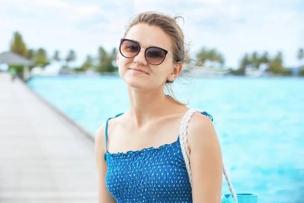 Красивая молодая женщина на морском курорте — стоковое фото