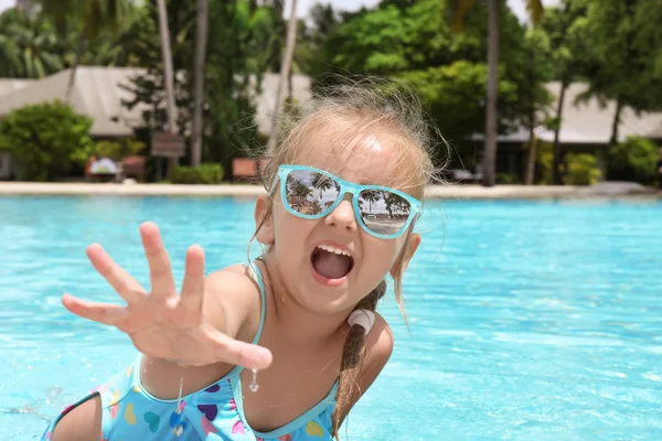 Menina bonito na piscina — Fotografia de Stock