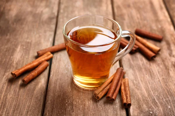 Aromatik sıcak tarçınlı çay  