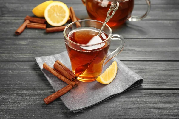 Ароматний гарячий чай з корицею — стокове фото