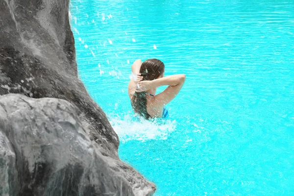 Yüzme havuzunda güzel genç bir kadın — Stok fotoğraf