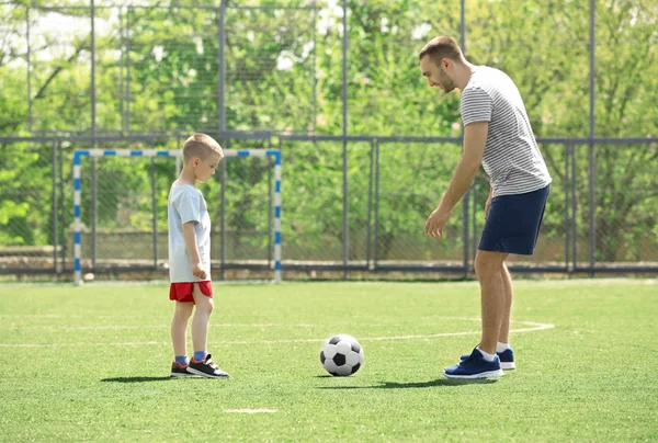 Vader en zoon die voetballen — Stockfoto