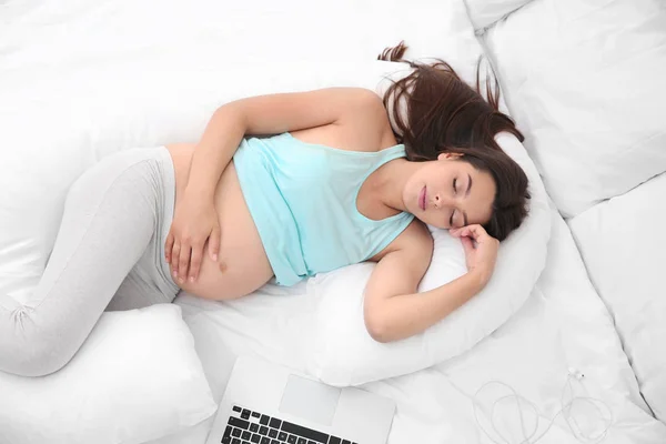Wanita hamil muda tidur — Stok Foto