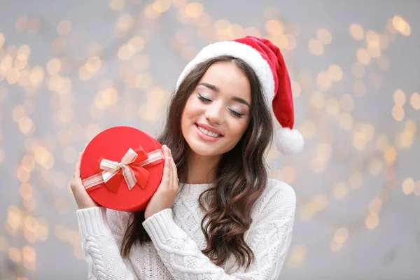 Joven dama en sombrero de Navidad —  Fotos de Stock