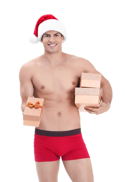 クリスマス帽子の白い背景の上のギフト ボックスを保持の筋肉マン — ストック写真