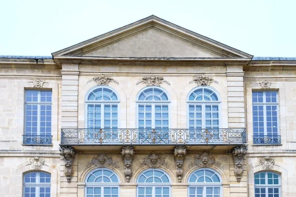 Buitenkant van de prachtige vintage gebouw met grote ramen — Stockfoto