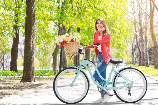 Chica joven con bicicleta — Foto de Stock