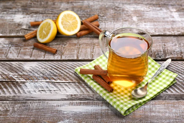 Aromatik sıcak tarçınlı çay  