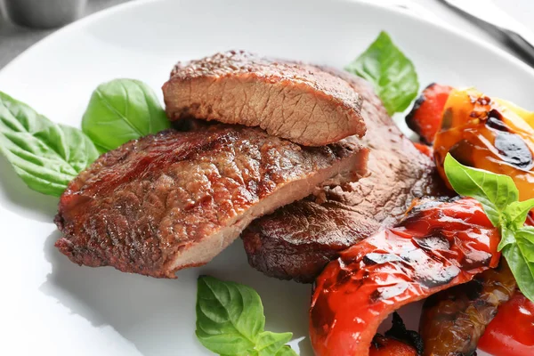 Lezzetli ızgara biftek ve sebze — Stok fotoğraf
