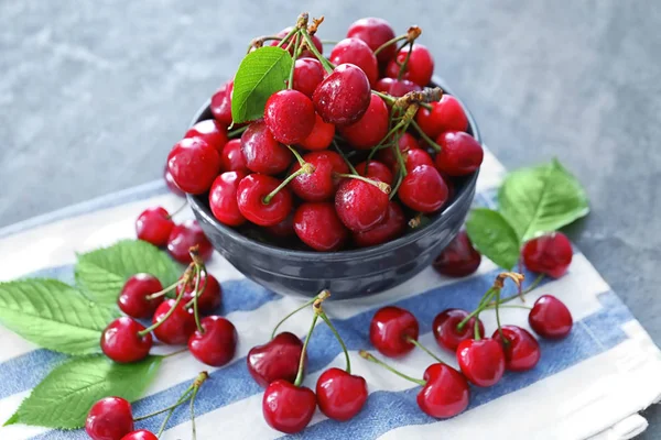 Tigela com cerejas frescas maduras — Fotografia de Stock