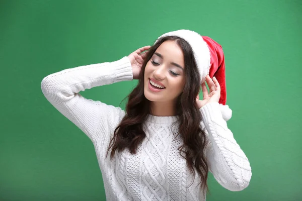 クリスマス帽子の非常に感情的な女性 — ストック写真