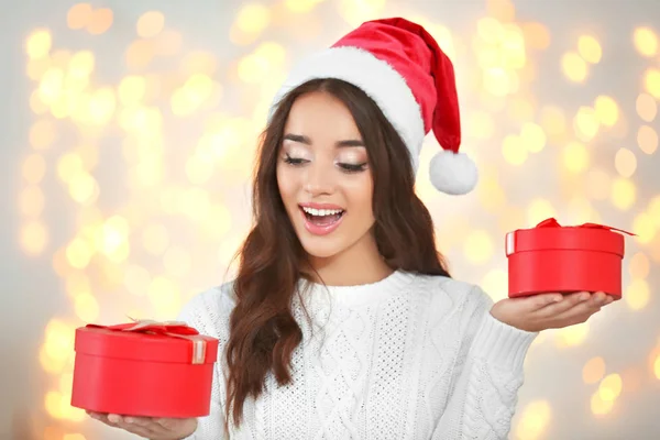 Jeune femme en chapeau de Noël — Photo