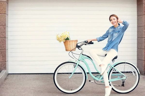 Bisiklet ile genç güzel kız 