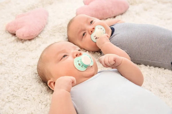 Söta små bebisar — Stockfoto