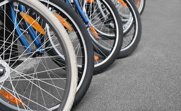 Muchas bicicletas estacionadas al aire libre —  Fotos de Stock