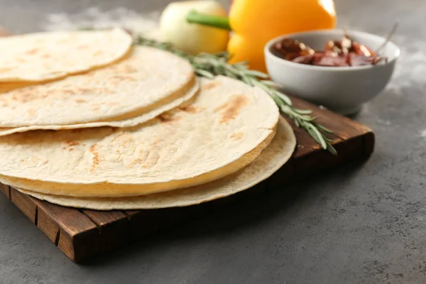 Tavola con deliziose tortillas — Foto Stock