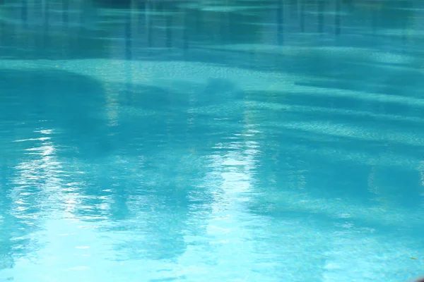 Klares blaues Wasser im Schwimmbad — Stockfoto
