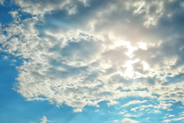 Mavi gökyüzündeki bulutlar