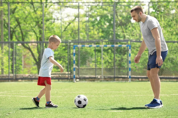 Vader en zoon die voetballen — Stockfoto