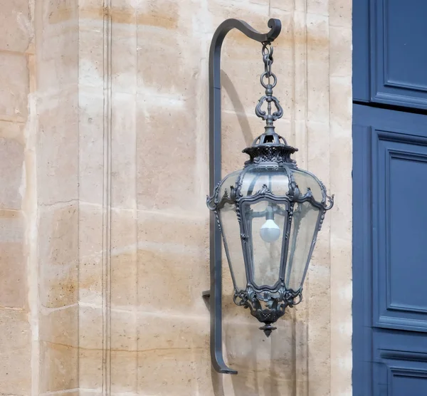 Alte Laterne auf altem Gebäude — Stockfoto